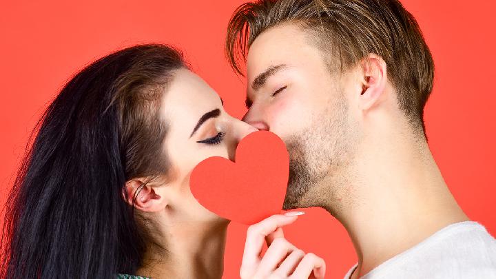 为什么男人接吻的时候要摸胸？怎样接吻最有感觉