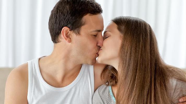 男人接吻伸舌头是为啥？男人接吻伸舌头的原因