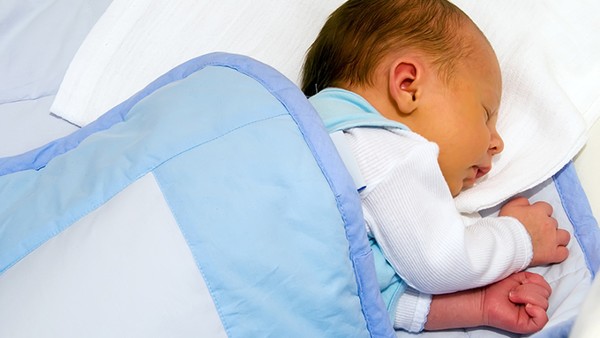 哄宝宝入睡的错误方法你占了几个？正确哄宝宝睡觉的方式是什么