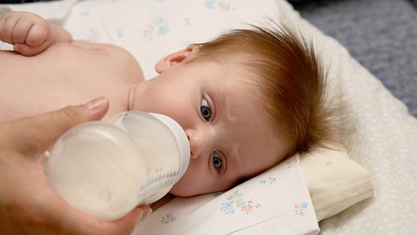 宝宝吃奶打嗝如何处理？如何预防婴儿喝奶打嗝