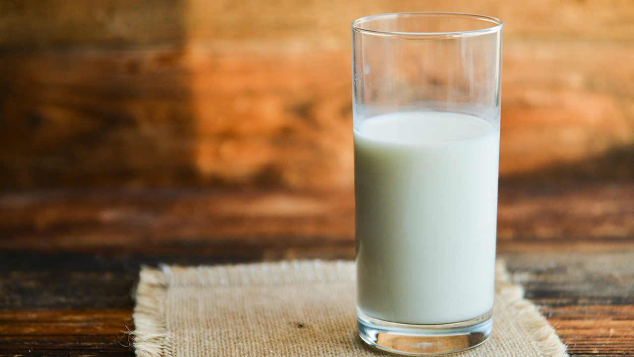 小孩喝牛奶喝到几岁好？鲜牛奶可以代替配方奶吗
