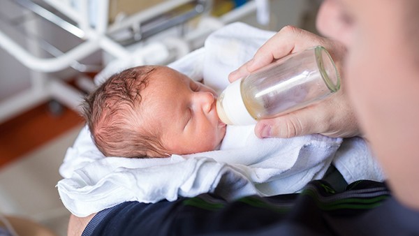 怎样才能防止婴儿呛奶？家长必须学会正确的喂养方法