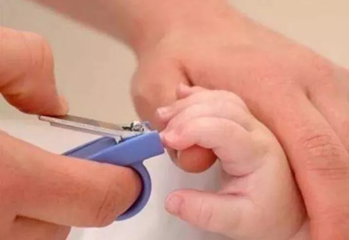 如何给婴儿剪指甲？宝宝留长指甲的危害有哪些
