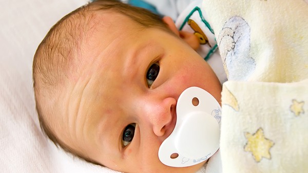 黄疸对宝宝有哪些危害？如何正确应对治疗黄疸