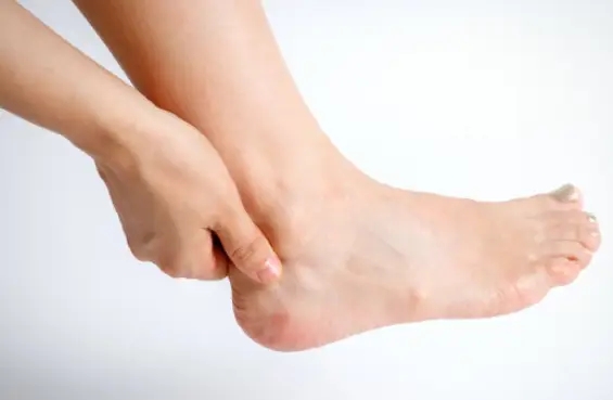 脚后跟痛是怎么回事？什么因素导致脚后跟痛