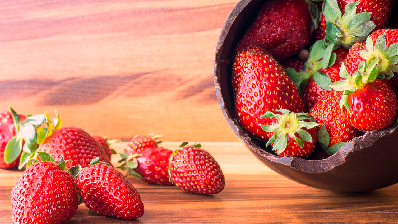 草莓一半红一半白可以吃吗？草莓一晚不吃会坏吗