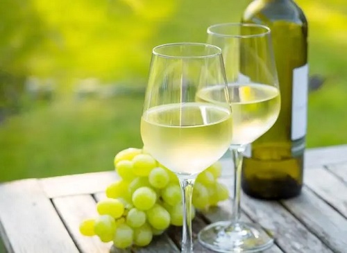 白葡萄酒的功效与作用是什么 冠心病患者能喝葡萄酒吗