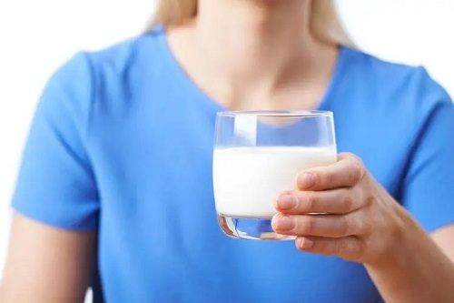 鲜牛奶什么时候喝 幼儿几岁可以喝鲜牛奶