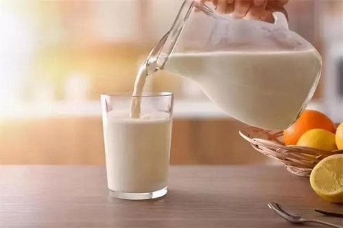 鲜牛奶什么时候喝 鲜牛奶的选购技巧是什么