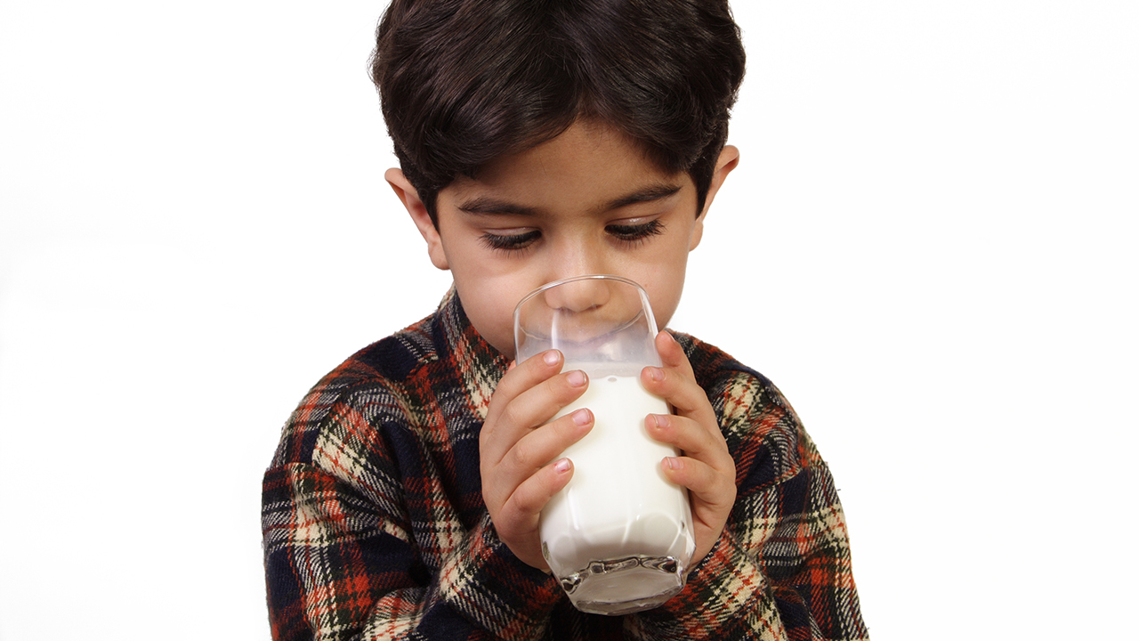 腿抽筋吃什么好？喝牛奶是补充钙剂最安全有效的途径